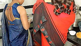 कोमल और उनकी सास दोनो किचन मे काम कर रही थी