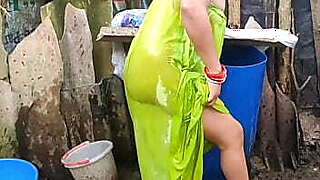 बड़ी गांड वाली गांव भाभी को देवर नहाने के बाद सेक्स