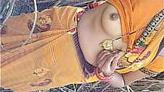 Indian desi Village bhabhi outdoor pissing porn