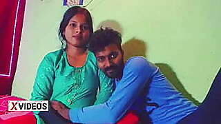 जब वह अकेली सो रही थी तो सौतेले देवर ने उसकी भाभी की चुदाई की