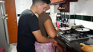 mi madrastra mientras cocina me chupa la verga