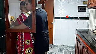 Seduzco a mi madrastra en la cocina para que chupe mi polla