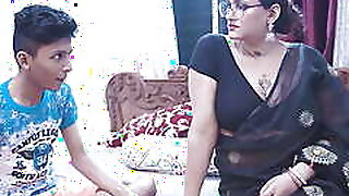 Seduce aunty showing pussy