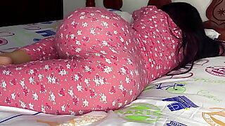 El Culo de mi Hijastra en Pijama no Puedo Dejar de Verlo - Mi Padrastro Pervertido me Quiere Follar por el Culo