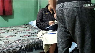 Sexo por dinero con mujer madura, finalmente hombre joven le llena de corrida el coñ_o depilado